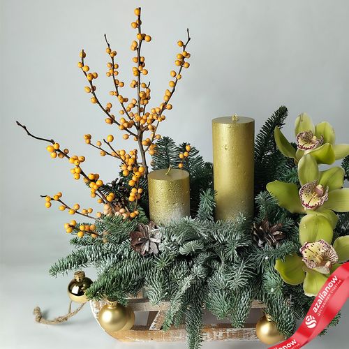Фото 3: Новогодняя композиция «Еловые ветки с орхидеями, свечами и илексом», D 45 см x H 45 см