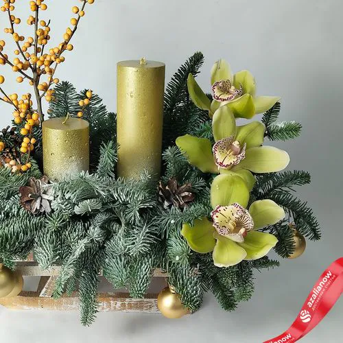 Фото 4: Новогодняя композиция «Еловые ветки с орхидеями, свечами и илексом», D 45 см x H 45 см