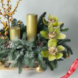 Маленькое фото 4: Новогодняя композиция «Еловые ветки с орхидеями, свечами и илексом», D 45 см x H 45 см