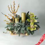 Маленькое фото 5: Новогодняя композиция «Еловые ветки с орхидеями, свечами и илексом», D 45 см x H 45 см