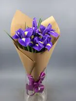 Фото флориста 1: Букет из 7 фиолетовых ирисов в крафте