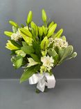Фото флориста 2: Букет из белых лилий и альстромерий «Анна»