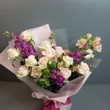 Букет из роз, маттиол, клеомы «Ты моя нежность». Фото флориста - 1