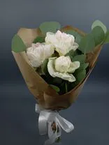 Фото флориста 2: Букет из 3 белых пионов в крафте