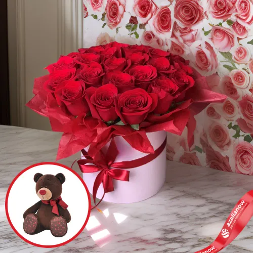Фото 1: Букет из 25 красных роз «Любовь в коробке» + Мишка в подарок. Сервис доставки цветов AzaliaNow