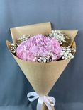 Фото флориста 1: Букет из розовой гортензии и гипсофилы в крафте