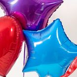 Маленькое фото 3: Композиция из 3 шаров с гелием, 1 красное сердце и 2 звезды, синяя и сиреневая