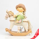 Маленькое фото 1: Сувенир «Мальчик на лошадке» (полирезин), H19x16,5x7,5см, цв. в асс.