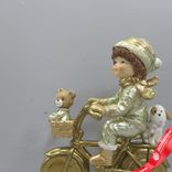 Маленькое фото 2: Сувенир «Маличик на велосипеде» (полирезин), H15x12x6см, золотой