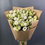 Фото флориста 1: Букет из 15 белых лизиантусов в крафте