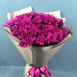 Фото флориста 1: Букет из 15 малиновых хризантем в крафте