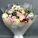 Фото флориста 2: Букет «Гармония» из роз, астранций, гортензий и лизиантуса