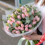 Маленькое фото 1: 50 нежно-розовых тюльпанов с эвкалиптом, стильная пленка. Сервис доставки цветов AzaliaNow