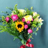 Фото флориста 1: Букет из хризантем, роз, подсолнуха «Золотой закат»