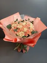 Букет из 50 персиковых и кремовых гвоздик с эвкалиптом. Фото флориста - 0