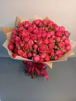 Фото флориста 2: Букет из 21 кустовой красной розы в крафте