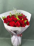 Фото флориста 1: Букет «Триумф» из 11 красных кустовых роз Кения в пленке с лентой