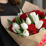 Маленькое фото 2: Букет из 10 белых тюльпанов и 9 красных гвоздик в крафте с лентой. Сервис доставки цветов AzaliaNow