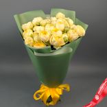 Маленькое фото 1: Букет из 11 желтых кустовых пионовидных роз, «Пиони Баблс» в пленке