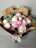 Букет из 15 микс ярко-розовых и белых пионов с эвкалиптом в крафте. Фото флориста - 0