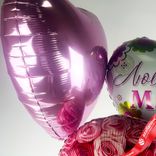 Маленькое фото 4: Композиция из 3 шаров с гелием «Любимой Маме (цветочный узор)»