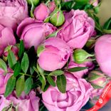 Маленькое фото 5: Букет из 9 кустовых пионовидных розовых роз, в пленке с зеленью
