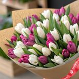 Маленькое фото 2: Букет из 50 белых и малиновых тюльпанов в крафтовой бумаге. Сервис доставки цветов AzaliaNow