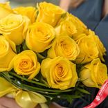 Маленькое фото 3: Букет из 15 желтых роз «Инесса». Сервис доставки цветов AzaliaNow