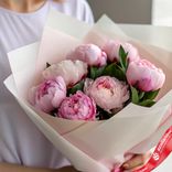 Маленькое фото 2: Букет из 7 розовых пионов «Сама нежность». Сервис доставки цветов AzaliaNow