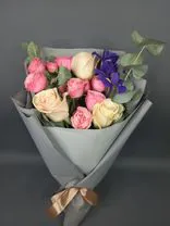 Фото флориста 5: Букет из роз и ирисов «Пушкин»