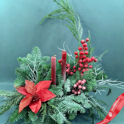 Новогодняя композиция «Еловые ветки с пуансеттией, гиперикумом и свечами», D 40 см x H 50 см