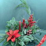 Маленькое фото 1: Новогодняя композиция «Еловые ветки с пуансеттией, гиперикумом и свечами», D 40 см x H 50 см