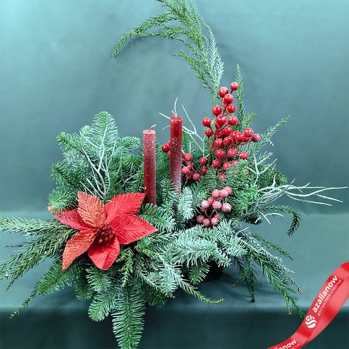 Фото 2: Новогодняя композиция «Еловые ветки с пуансеттией, гиперикумом и свечами», D 40 см x H 50 см