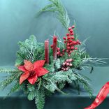 Маленькое фото 2: Новогодняя композиция «Еловые ветки с пуансеттией, гиперикумом и свечами», D 40 см x H 50 см