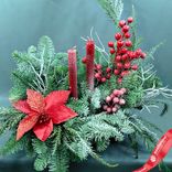 Маленькое фото 3: Новогодняя композиция «Еловые ветки с пуансеттией, гиперикумом и свечами», D 40 см x H 50 см