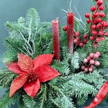 Маленькое фото 4: Новогодняя композиция «Еловые ветки с пуансеттией, гиперикумом и свечами», D 40 см x H 50 см