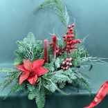 Маленькое фото 5: Новогодняя композиция «Еловые ветки с пуансеттией, гиперикумом и свечами», D 40 см x H 50 см