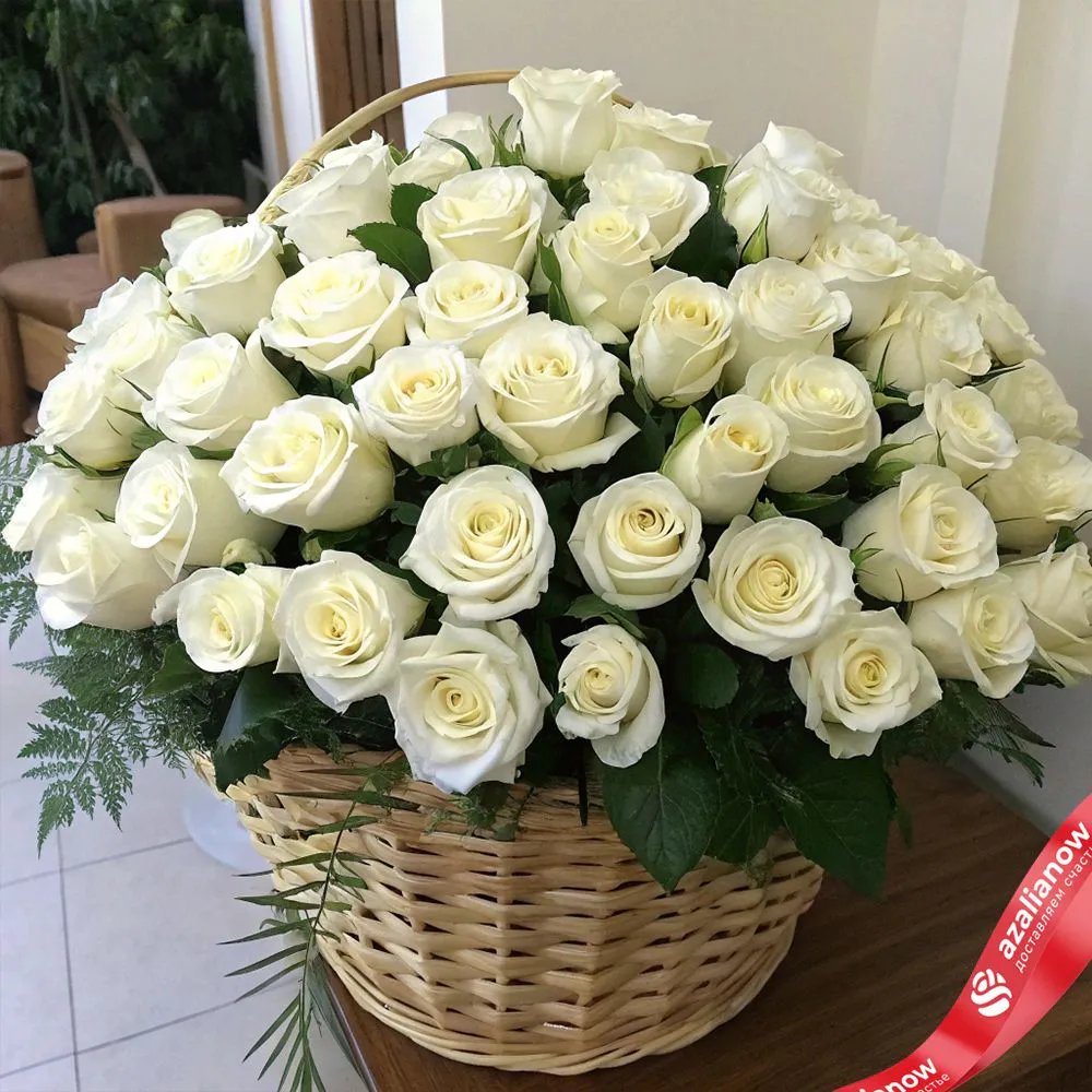 Букет из 75 белых роз в корзине, Россия, 50 см