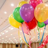 Маленькое фото 2: Композиция из 10 шаров с гелием «Праздник с шарами»