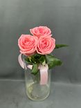 Фото флориста 1: Букет из 3 розовых роз с лентой 40 см, Россия