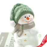 Маленькое фото 4: Сувенир «Снеговик сидящий» (керамика), Н10х6х5,5см, белый