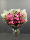 Фото флориста 2: Букет «Императрица» из 11 розовых кустовых роз Кения в пленке с лентой