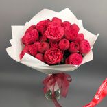 Маленькое фото 1: Букет из 11 кустовых пионовидных красных роз в белой пленке