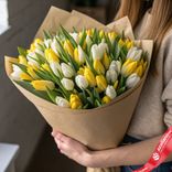 Маленькое фото 1: Весенняя свежесть: 50 белых и желтых тюльпанов в крафте. Сервис доставки цветов AzaliaNow