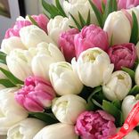 Маленькое фото 4: Букет из 45 пионовидных белых и розовых тюльпанов, Голландия. Сервис доставки цветов AzaliaNow