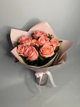Фото флориста 6: Букет из 11 коралловых роз в крафте