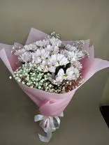 Фото флориста 3: Букет из розовых хризантем и гипсофилы «Ты пари»
