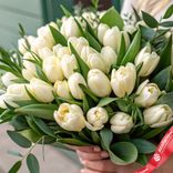 Маленькое фото 2: Весеннее вдохновение: 50 кремовых тюльпанов с рускусом. Сервис доставки цветов AzaliaNow