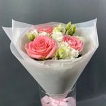 Фото флориста 1: Букет из роз, лизиантусов и гвоздик «Первый снег»