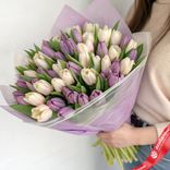 Маленькое фото 1: Нежный микс: 50 кремовых и сиреневых тюльпанов в пленке. Сервис доставки цветов AzaliaNow